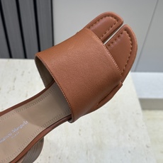 Maison Margiela 马吉拉 2026春夏新款粗跟方头分趾女鞋 MM6字母logo中跟拼色露趾 Maison Margiela 马吉拉 2026春夏新款粗跟方头分趾女鞋 MM6字母logo中跟拼色露趾