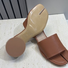Maison Margiela 马吉拉 2026春夏新款粗跟方头分趾女鞋 MM6字母logo中跟拼色露趾 Maison Margiela 马吉拉 2026春夏新款粗跟方头分趾女鞋 MM6字母logo中跟拼色露趾