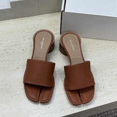 Maison Margiela 马吉拉 2026春夏新款粗跟方头分趾女鞋 MM6字母logo中跟拼色露趾 Maison Margiela 马吉拉 2026春夏新款粗跟方头分趾女鞋 MM6字母logo中跟拼色露趾