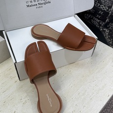Maison Margiela 马吉拉 2026春夏新款方头分趾女鞋 MM6字母logo低跟拼色露趾凉拖 Maison Margiela 马吉拉 2026春夏新款方头分趾女鞋 MM6字母logo低跟拼色露趾凉拖