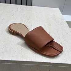 Maison Margiela 马吉拉 2026春夏新款方头分趾女鞋 MM6字母logo低跟拼色露趾凉拖 Maison Margiela 马吉拉 2026春夏新款方头分趾女鞋 MM6字母logo低跟拼色露趾凉拖