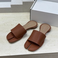 Maison Margiela 马吉拉 2026春夏新款方头分趾女鞋 MM6字母logo低跟拼色露趾凉拖 Maison Margiela 马吉拉 2026春夏新款方头分趾女鞋 MM6字母logo低跟拼色露趾凉拖