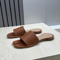 Maison Margiela 马吉拉 2026春夏新款方头分趾女鞋 MM6字母logo低跟拼色露趾凉拖 Maison Margiela 马吉拉 2026春夏新款方头分趾女鞋 MM6字母logo低跟拼色露趾凉拖