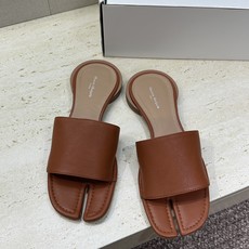 Maison Margiela 马吉拉 2026春夏新款方头分趾女鞋 MM6字母logo低跟拼色露趾凉拖 Maison Margiela 马吉拉 2026春夏新款方头分趾女鞋 MM6字母logo低跟拼色露趾凉拖
