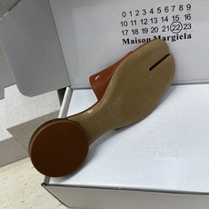 Maison Margiela 马吉拉 2026春夏新款方头分趾女鞋 MM6字母logo低跟拼色露趾凉拖 Maison Margiela 马吉拉 2026春夏新款方头分趾女鞋 MM6字母logo低跟拼色露趾凉拖