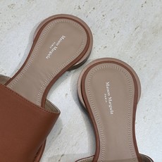 Maison Margiela 马吉拉 2026春夏新款方头分趾女鞋 MM6字母logo低跟拼色露趾凉拖 Maison Margiela 马吉拉 2026春夏新款方头分趾女鞋 MM6字母logo低跟拼色露趾凉拖