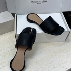 Maison Margiela 马吉拉 2026春夏新款方头分趾女鞋 MM6字母logo低跟拼色露趾凉拖 Maison Margiela 马吉拉 2026春夏新款方头分趾女鞋 MM6字母logo低跟拼色露趾凉拖