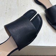 Maison Margiela 马吉拉 2026春夏新款方头分趾女鞋 MM6字母logo低跟拼色露趾凉拖 Maison Margiela 马吉拉 2026春夏新款方头分趾女鞋 MM6字母logo低跟拼色露趾凉拖