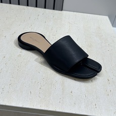 Maison Margiela 马吉拉 2026春夏新款方头分趾女鞋 MM6字母logo低跟拼色露趾凉拖 Maison Margiela 马吉拉 2026春夏新款方头分趾女鞋 MM6字母logo低跟拼色露趾凉拖