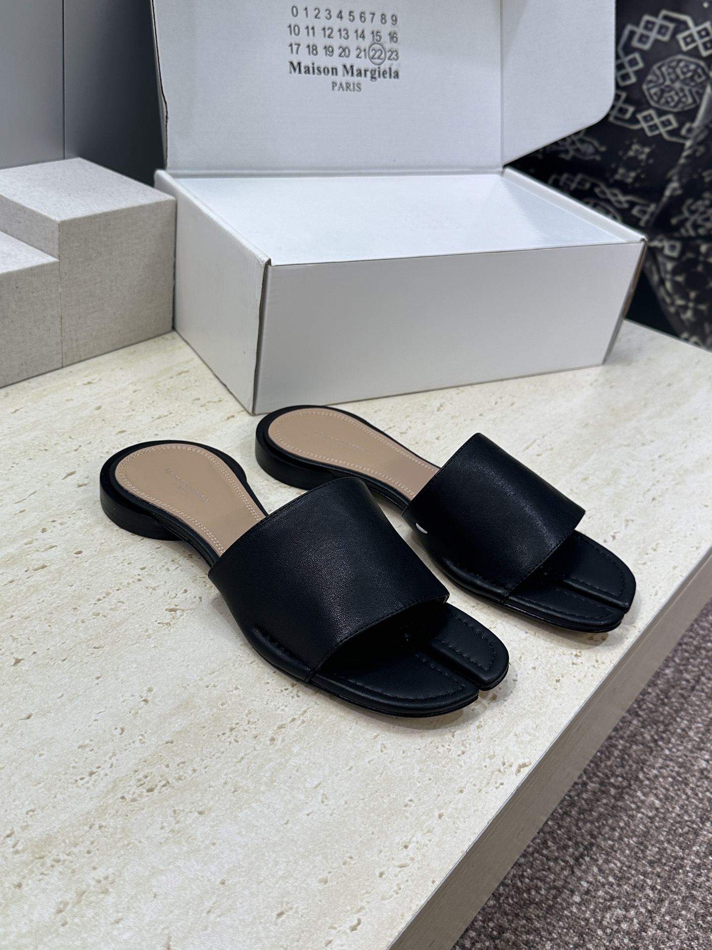 Maison Margiela 马吉拉 2026春夏新款方头分趾女鞋 MM6字母logo低跟拼色露趾凉拖