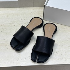 Maison Margiela 马吉拉 2026春夏新款方头分趾女鞋 MM6字母logo低跟拼色露趾凉拖 Maison Margiela 马吉拉 2026春夏新款方头分趾女鞋 MM6字母logo低跟拼色露趾凉拖