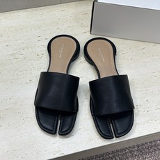 Maison Margiela 马吉拉 2026春夏新款方头分趾女鞋 MM6字母logo低跟拼色露趾凉拖 Maison Margiela 马吉拉 2026春夏新款方头分趾女鞋 MM6字母logo低跟拼色露趾凉拖
