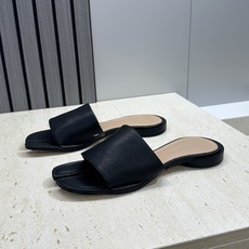 Maison Margiela 马吉拉 2026春夏新款方头分趾女鞋 MM6字母logo低跟拼色露趾凉拖 Maison Margiela 马吉拉 2026春夏新款方头分趾女鞋 MM6字母logo低跟拼色露趾凉拖