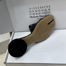 Maison Margiela 马吉拉 2026春夏新款方头分趾女鞋 MM6字母logo低跟拼色露趾凉拖 Maison Margiela 马吉拉 2026春夏新款方头分趾女鞋 MM6字母logo低跟拼色露趾凉拖