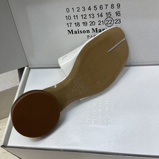 Maison Margiela 马吉拉 2026春夏新款方头分趾女鞋 MM6字母logo低跟拼色露趾凉拖 Maison Margiela 马吉拉 2026春夏新款方头分趾女鞋 MM6字母logo低跟拼色露趾凉拖