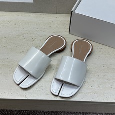 Maison Margiela 马吉拉 2026春夏新款方头分趾女鞋 MM6字母logo低跟拼色露趾凉拖 Maison Margiela 马吉拉 2026春夏新款方头分趾女鞋 MM6字母logo低跟拼色露趾凉拖