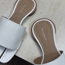 Maison Margiela 马吉拉 2026春夏新款方头分趾女鞋 MM6字母logo低跟拼色露趾凉拖 Maison Margiela 马吉拉 2026春夏新款方头分趾女鞋 MM6字母logo低跟拼色露趾凉拖