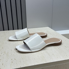 Maison Margiela 马吉拉 2026春夏新款方头分趾女鞋 MM6字母logo低跟拼色露趾凉拖 Maison Margiela 马吉拉 2026春夏新款方头分趾女鞋 MM6字母logo低跟拼色露趾凉拖