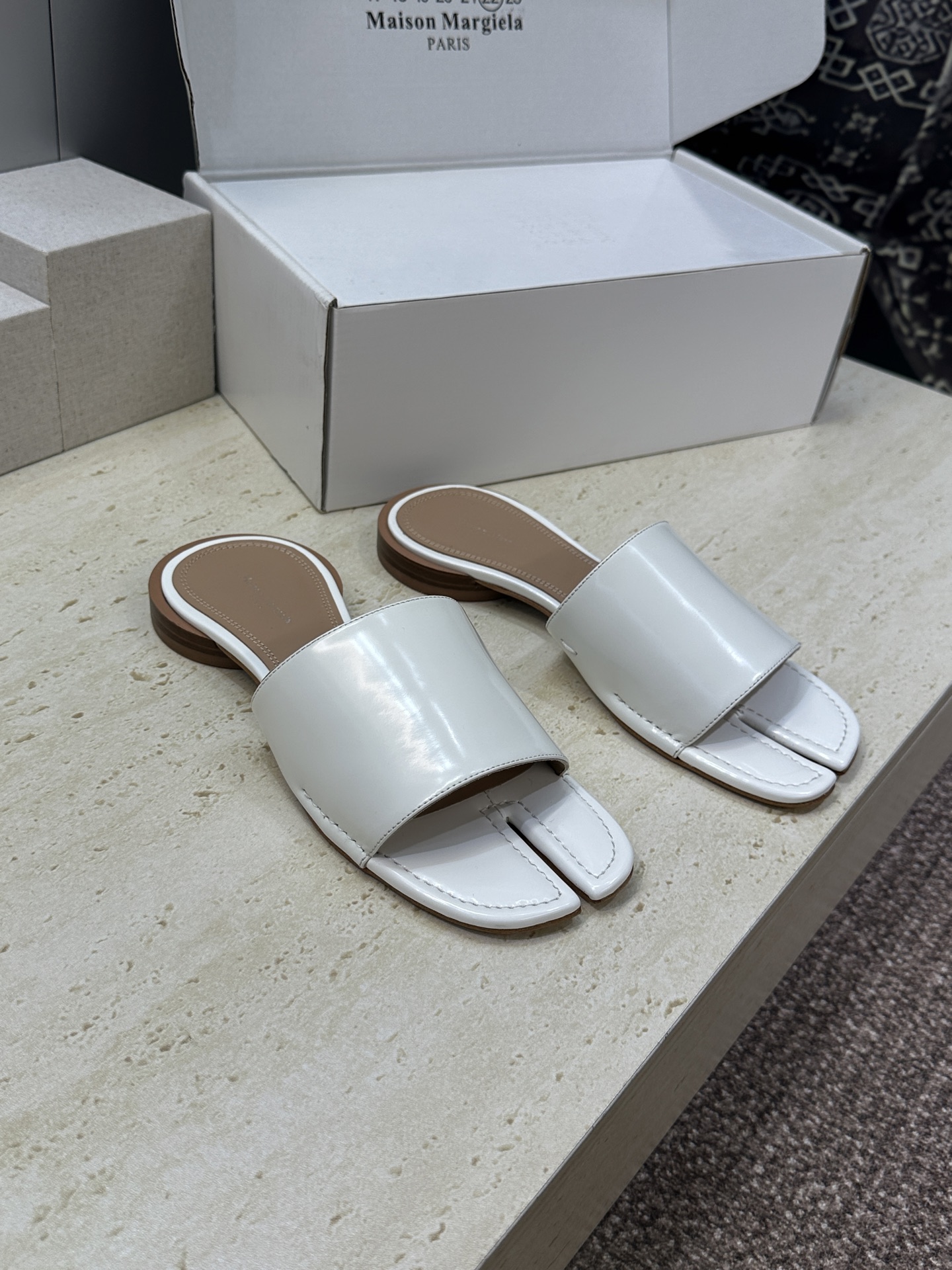 Maison Margiela 马吉拉 2026春夏新款方头分趾女鞋 MM6字母logo低跟拼色露趾凉拖