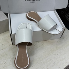 Maison Margiela 马吉拉 2026春夏新款方头分趾女鞋 MM6字母logo低跟拼色露趾凉拖 Maison Margiela 马吉拉 2026春夏新款方头分趾女鞋 MM6字母logo低跟拼色露趾凉拖