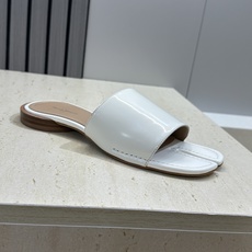 Maison Margiela 马吉拉 2026春夏新款方头分趾女鞋 MM6字母logo低跟拼色露趾凉拖 Maison Margiela 马吉拉 2026春夏新款方头分趾女鞋 MM6字母logo低跟拼色露趾凉拖