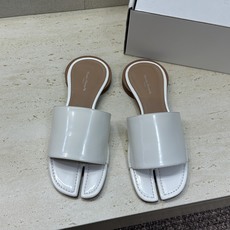 Maison Margiela 马吉拉 2026春夏新款方头分趾女鞋 MM6字母logo低跟拼色露趾凉拖 Maison Margiela 马吉拉 2026春夏新款方头分趾女鞋 MM6字母logo低跟拼色露趾凉拖