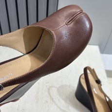 Maison Margiela 马吉拉 2026春夏新款坡跟女鞋 MM6字母logo高跟拼色分趾后空凉鞋 Maison Margiela 马吉拉 2026春夏新款坡跟女鞋 MM6字母logo高跟拼色分趾后空凉鞋