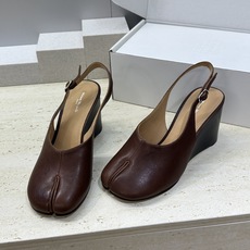 Maison Margiela 马吉拉 2026春夏新款坡跟女鞋 MM6字母logo高跟拼色分趾后空凉鞋 Maison Margiela 马吉拉 2026春夏新款坡跟女鞋 MM6字母logo高跟拼色分趾后空凉鞋