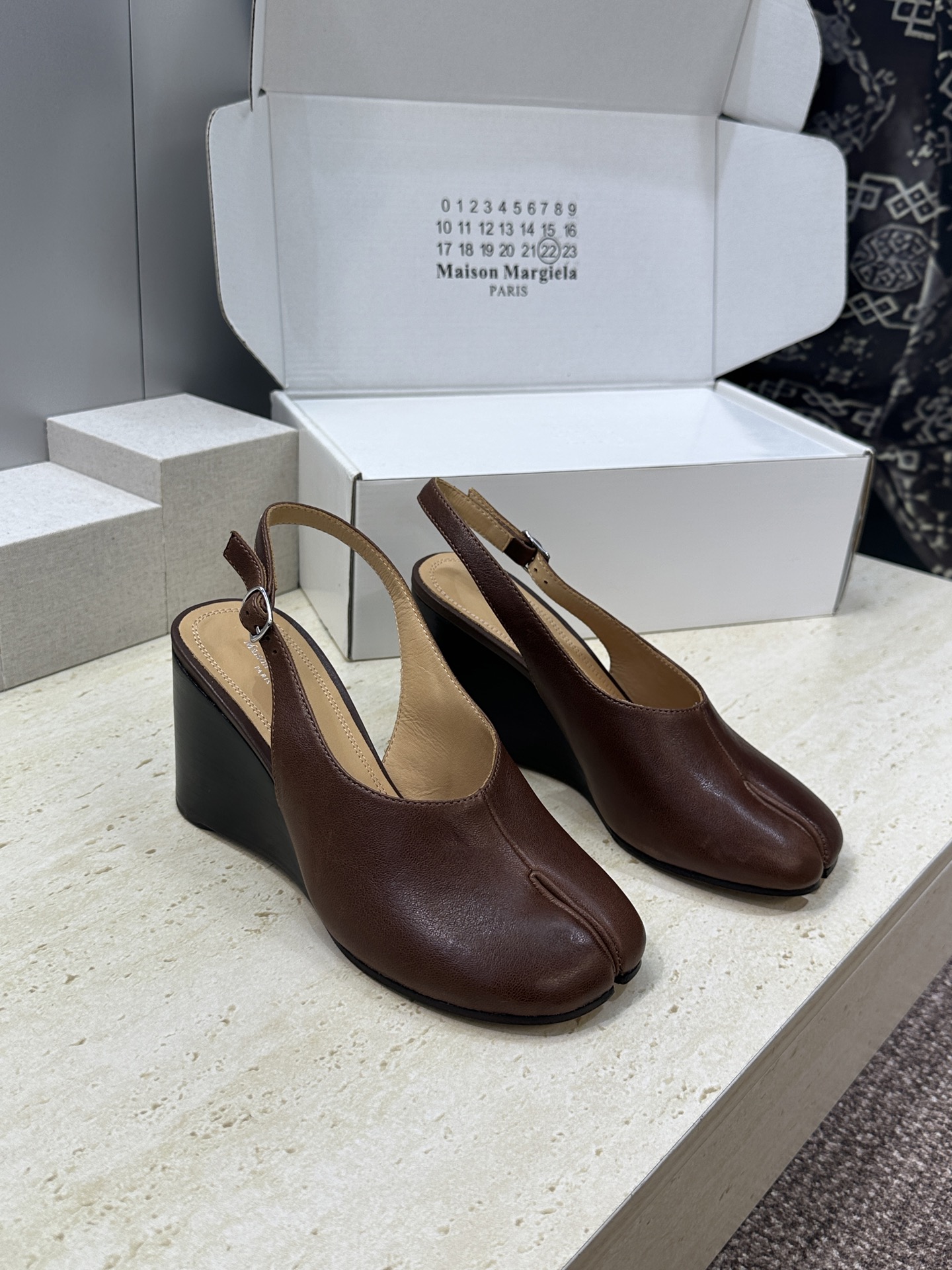 Maison Margiela 马吉拉 2026春夏新款坡跟女鞋 MM6字母logo高跟拼色分趾后空凉鞋
