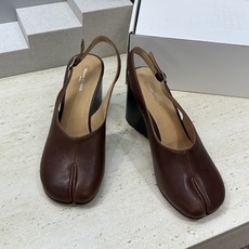 Maison Margiela 马吉拉 2026春夏新款坡跟女鞋 MM6字母logo高跟拼色分趾后空凉鞋 Maison Margiela 马吉拉 2026春夏新款坡跟女鞋 MM6字母logo高跟拼色分趾后空凉鞋