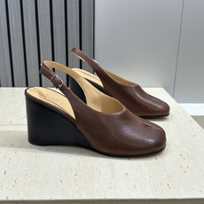 Maison Margiela 马吉拉 2026春夏新款坡跟女鞋 MM6字母logo高跟拼色分趾后空凉鞋 Maison Margiela 马吉拉 2026春夏新款坡跟女鞋 MM6字母logo高跟拼色分趾后空凉鞋