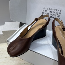 Maison Margiela 马吉拉 2026春夏新款坡跟女鞋 MM6字母logo高跟拼色分趾后空凉鞋 Maison Margiela 马吉拉 2026春夏新款坡跟女鞋 MM6字母logo高跟拼色分趾后空凉鞋