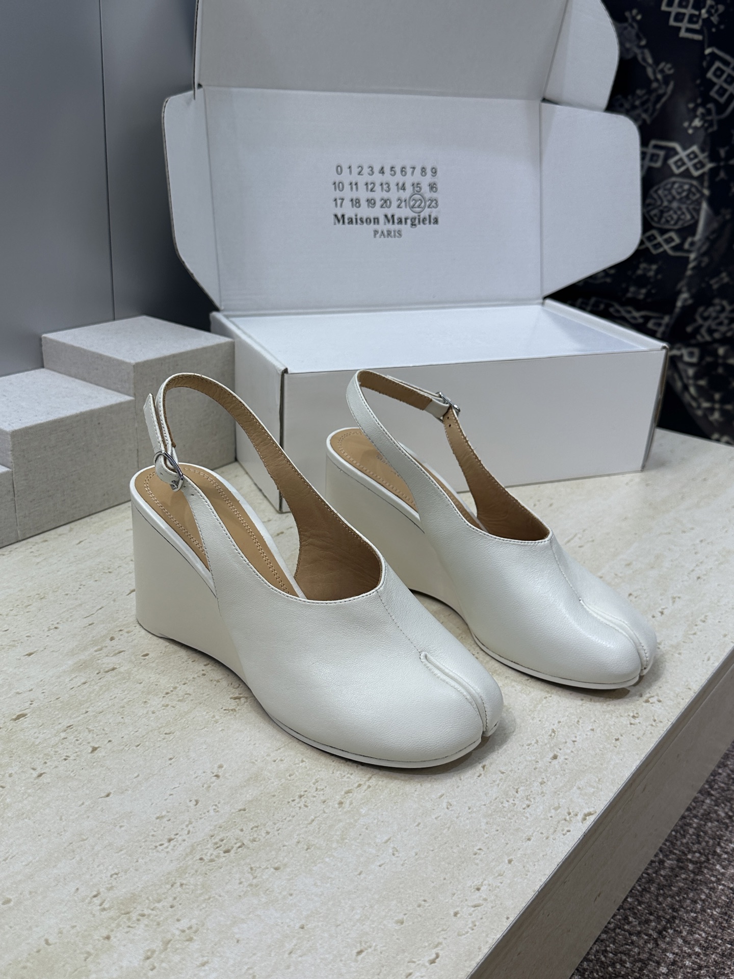 Maison Margiela 马吉拉 2026春夏新款坡跟女鞋 MM6字母logo高跟拼色分趾后空凉鞋