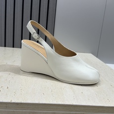 Maison Margiela 马吉拉 2026春夏新款坡跟女鞋 MM6字母logo高跟拼色分趾后空凉鞋 Maison Margiela 马吉拉 2026春夏新款坡跟女鞋 MM6字母logo高跟拼色分趾后空凉鞋