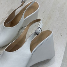 Maison Margiela 马吉拉 2026春夏新款坡跟女鞋 MM6字母logo高跟拼色分趾后空凉鞋 Maison Margiela 马吉拉 2026春夏新款坡跟女鞋 MM6字母logo高跟拼色分趾后空凉鞋