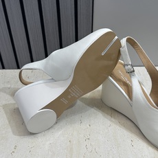 Maison Margiela 马吉拉 2026春夏新款坡跟女鞋 MM6字母logo高跟拼色分趾后空凉鞋 Maison Margiela 马吉拉 2026春夏新款坡跟女鞋 MM6字母logo高跟拼色分趾后空凉鞋