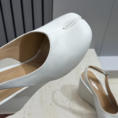 Maison Margiela 马吉拉 2026春夏新款坡跟女鞋 MM6字母logo高跟拼色分趾后空凉鞋 Maison Margiela 马吉拉 2026春夏新款坡跟女鞋 MM6字母logo高跟拼色分趾后空凉鞋