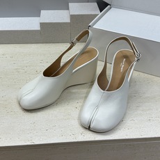 Maison Margiela 马吉拉 2026春夏新款坡跟女鞋 MM6字母logo高跟拼色分趾后空凉鞋 Maison Margiela 马吉拉 2026春夏新款坡跟女鞋 MM6字母logo高跟拼色分趾后空凉鞋