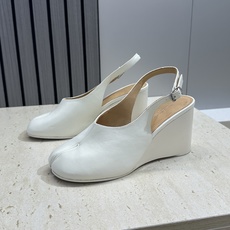 Maison Margiela 马吉拉 2026春夏新款坡跟女鞋 MM6字母logo高跟拼色分趾后空凉鞋 Maison Margiela 马吉拉 2026春夏新款坡跟女鞋 MM6字母logo高跟拼色分趾后空凉鞋