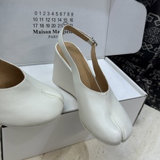 Maison Margiela 马吉拉 2026春夏新款坡跟女鞋 MM6字母logo高跟拼色分趾后空凉鞋 Maison Margiela 马吉拉 2026春夏新款坡跟女鞋 MM6字母logo高跟拼色分趾后空凉鞋