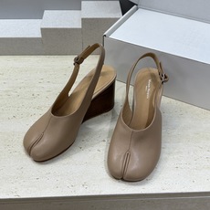 Maison Margiela 马吉拉 2026春夏新款坡跟女鞋 MM6字母logo高跟拼色分趾后空凉鞋 Maison Margiela 马吉拉 2026春夏新款坡跟女鞋 MM6字母logo高跟拼色分趾后空凉鞋