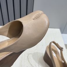 Maison Margiela 马吉拉 2026春夏新款坡跟女鞋 MM6字母logo高跟拼色分趾后空凉鞋 Maison Margiela 马吉拉 2026春夏新款坡跟女鞋 MM6字母logo高跟拼色分趾后空凉鞋