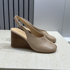 Maison Margiela 马吉拉 2026春夏新款坡跟女鞋 MM6字母logo高跟拼色分趾后空凉鞋 Maison Margiela 马吉拉 2026春夏新款坡跟女鞋 MM6字母logo高跟拼色分趾后空凉鞋