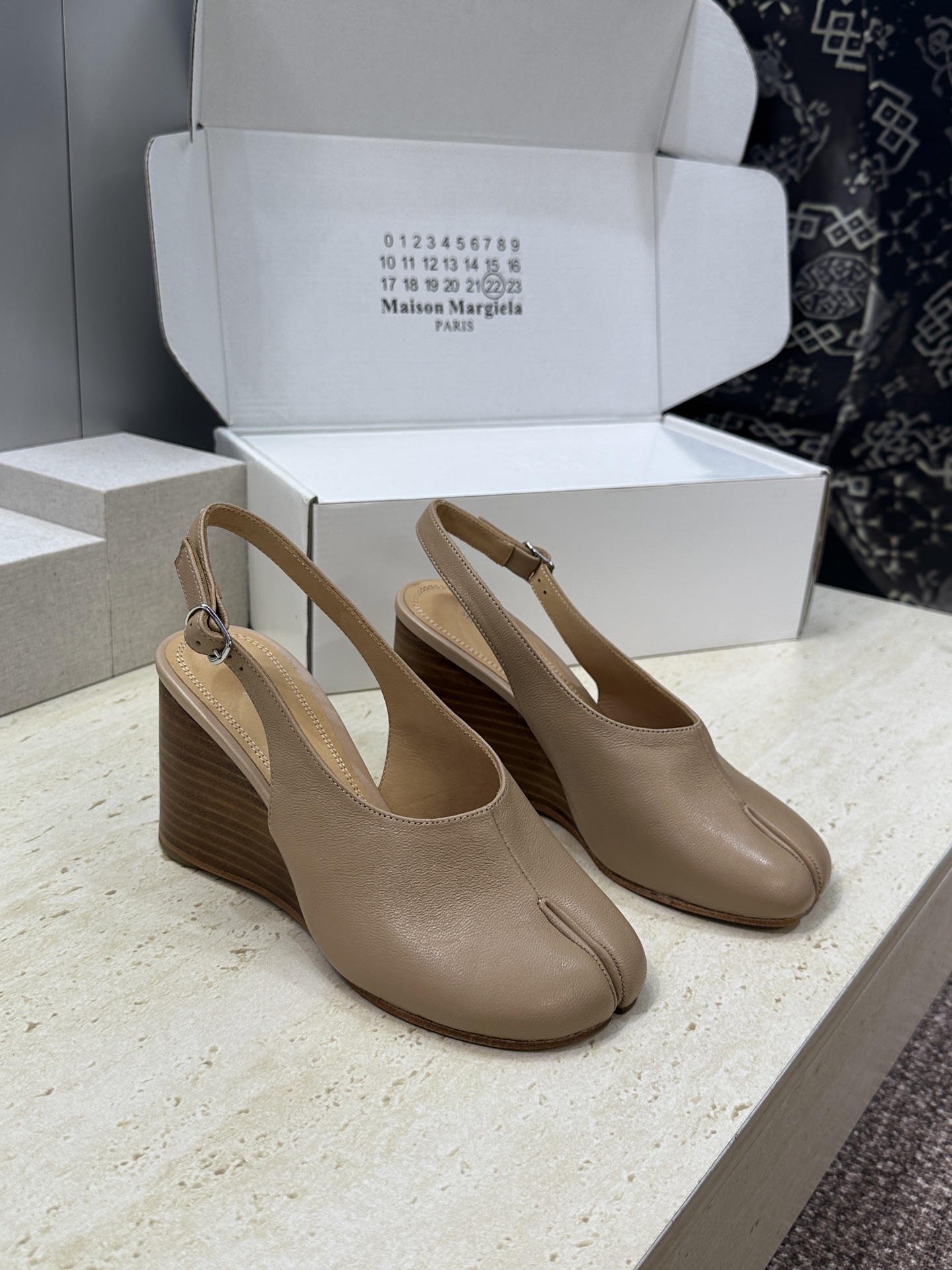 Maison Margiela 马吉拉 2026春夏新款坡跟女鞋 MM6字母logo高跟拼色分趾后空凉鞋
