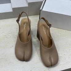 Maison Margiela 马吉拉 2026春夏新款坡跟女鞋 MM6字母logo高跟拼色分趾后空凉鞋 Maison Margiela 马吉拉 2026春夏新款坡跟女鞋 MM6字母logo高跟拼色分趾后空凉鞋