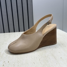 Maison Margiela 马吉拉 2026春夏新款坡跟女鞋 MM6字母logo高跟拼色分趾后空凉鞋 Maison Margiela 马吉拉 2026春夏新款坡跟女鞋 MM6字母logo高跟拼色分趾后空凉鞋