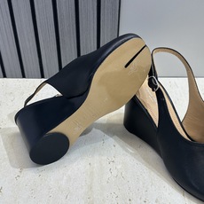 Maison Margiela 马吉拉 2026春夏新款坡跟女鞋 MM6字母logo高跟拼色分趾后空凉鞋 Maison Margiela 马吉拉 2026春夏新款坡跟女鞋 MM6字母logo高跟拼色分趾后空凉鞋