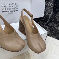 Maison Margiela 马吉拉 2026春夏新款坡跟女鞋 MM6字母logo高跟拼色分趾后空凉鞋 Maison Margiela 马吉拉 2026春夏新款坡跟女鞋 MM6字母logo高跟拼色分趾后空凉鞋