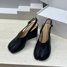 Maison Margiela 马吉拉 2026春夏新款坡跟女鞋 MM6字母logo高跟拼色分趾后空凉鞋 Maison Margiela 马吉拉 2026春夏新款坡跟女鞋 MM6字母logo高跟拼色分趾后空凉鞋