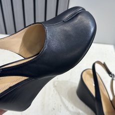 Maison Margiela 马吉拉 2026春夏新款坡跟女鞋 MM6字母logo高跟拼色分趾后空凉鞋 Maison Margiela 马吉拉 2026春夏新款坡跟女鞋 MM6字母logo高跟拼色分趾后空凉鞋